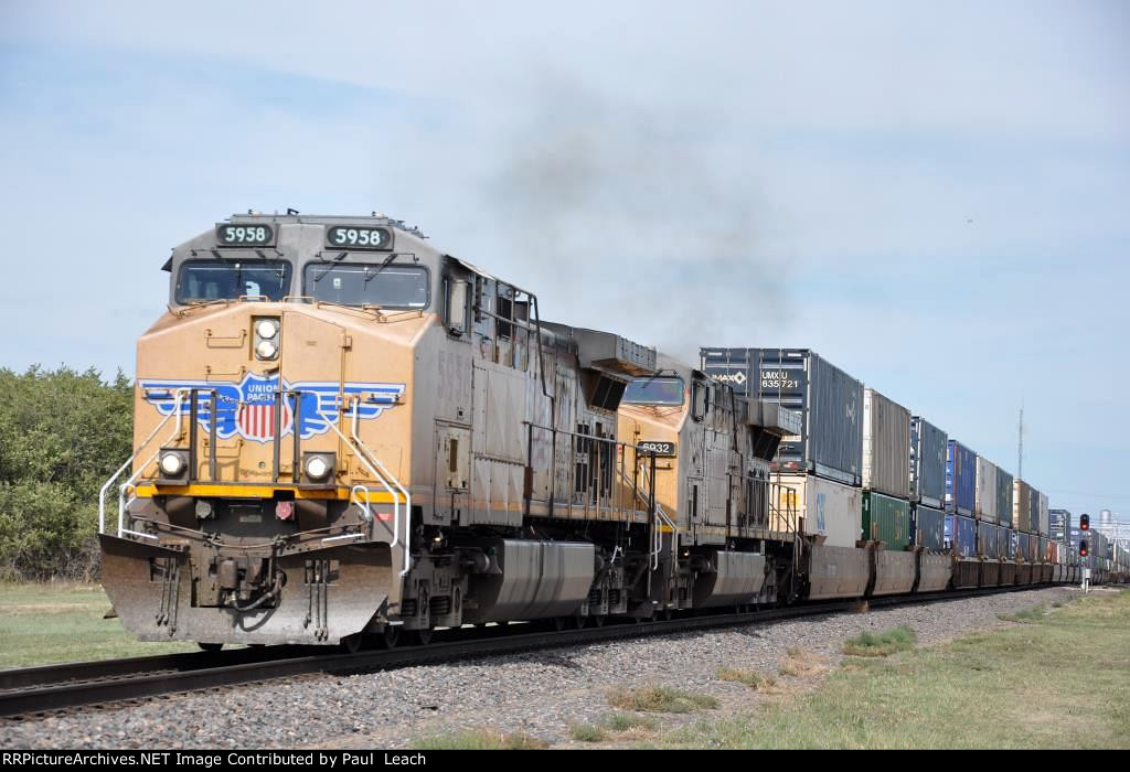 Intermodal cruises west over the diamond